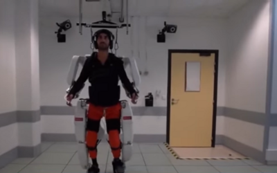 Paralyzovaný muž chodil prvýkrát po dvoch rokoch vďaka exoskeletu, ktorý ovláda mysľou. Konečne mohol hýbať aj rukami