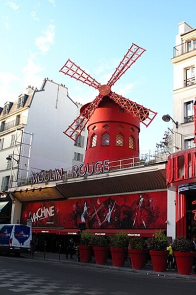 Paříž přišla o jeden ze svých symbolů. Ze slavného Moulin Rouge se zřítila křídla mlýna