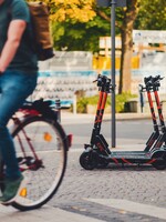 Paríž zaviedol prísne pravidlá pre elektrické kolobežky. Zomierajú na nich ľudia