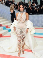 Parížsky súd uznal páchateľov, ktorí napadli a okradli Kim Kardashian, za vinných. Do väzenia však nepôjdu