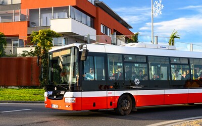 Parkoval málo blbě. Strážníci odmítli odtáhnout auto v Praze a zablokovali dopravu