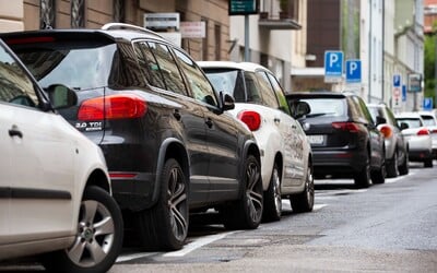 Parkovanie na chodníkoch v Bratislave po 1. októbri nezmizne. Takto reagujú mestské časti, niekde chodníky celkom zrušia