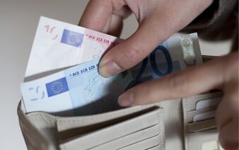 Parlament schválil novú reformu dávok. Kto odmietne prácu, príde o peniaze.