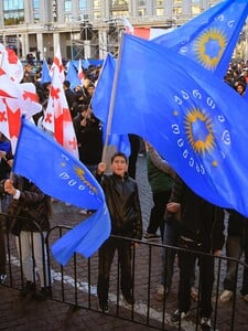 Parlamentné voľby v Gruzínsku vyhrala proruská strana Gruzínsky sen. Opozícia s výsledkom volieb nesúhlasí