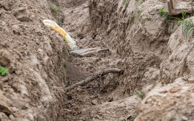 Parta zlodějů vykopává ze země kilometry měděných kabelů. Vesnice na východním Slovensku odstavila od internetu