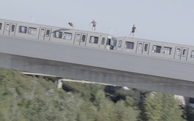 Partia chalanov skočila do Dunaja z idúcej súpravy metra. 20-metrový pád sa im mohol stať osudným