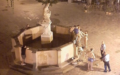 Partia mladíkov sa v noci kúpala v bratislavskej historickej fontáne. Vyskákali z nej až po príchode hliadky
