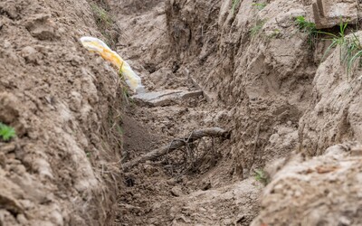 Partia zlodejov vykopáva zo zeme kilometre medených káblov. Dediny na východnom Slovensku odstavila od internetu