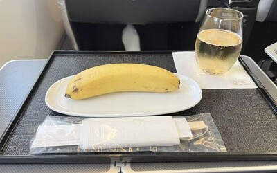 Pasažér byznys třídy si objednal veganskou snídani. Dostal jeden banán