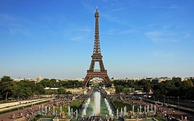 Päť útočníkov blízko Eiffelovky znásilnilo mladú turistku. Muži využili, že bola opitá