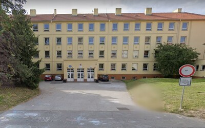 Patnáctiletá dívka vypadla z okna školy v Kladně, zraněním podlehla