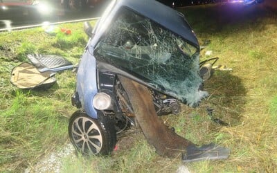 Patnáctiletá řidička na Chebsku nedala přednost na křižovatce. Zdemolovala auto a do nemocnice ji transportoval vrtulník