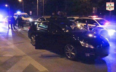 Patnáctiletá řidička z Brna si krátila izolaci jízdou po městě, po honičce s policií bourala. Přijel pro ni čtrnáctiletý bratr 
