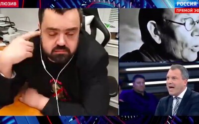 Pavel Novotný v přímém přenosu ruské televize usínal, smál se a klepal si na čelo. Své oponenty osočil ze lži