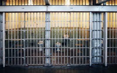 Pedagóg z leopoldovského väzenia bral úplatky a väzňom donášal drogy. Ak súd potvrdí vinu, skončí medzi bývalými klientmi