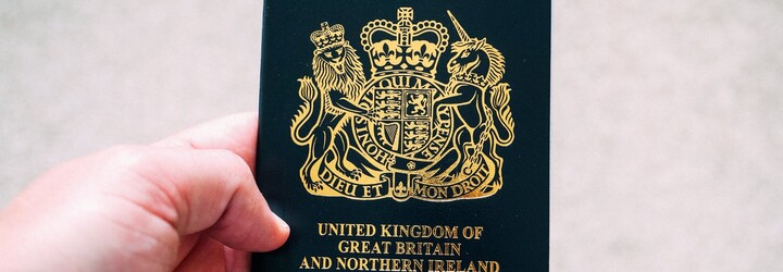 Pedofilové ve Velké Británii by mohli mít v pasech a v řidičských průkazech speciální výstražné označení