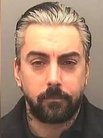 Pedofilní zpěvák Ian Watkins byl ve vězení zavražděn. Spoluvězni mu podřízli krk