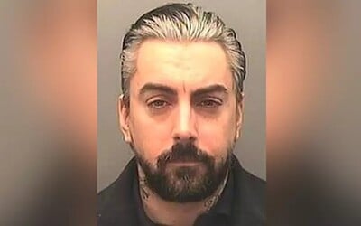 Pedofilní zpěvák Ian Watkins byl ve vězení zavražděn. Spoluvězni mu podřízli krk