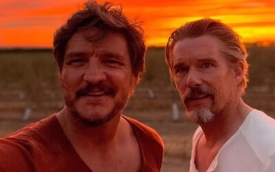 Pedro Pascal a Ethan Hawke nakrútili krátky homosexuálny western, režíroval ho Almodóvar