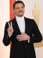 Pedro Pascal je sexi daddy Hollywoodu. Pozri sa, ako kombinuje hodvábne košele aj priesvitné svetríky