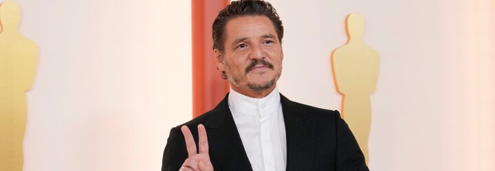 Pedro Pascal je sexi daddy Hollywoodu. Pozri sa, ako kombinuje hodvábne košele aj priesvitné svetríky