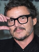 Pedro Pascal mění pravidla maskulinity aneb Proč ho všichni tak milují?