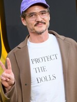 Pedro Pascal ostře zkritizoval J.K. Rowling za transfobní postoje. Nešetřil sprostými slovy