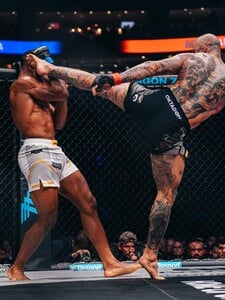 Pekelné KO loktem z otočky i souboje gigantů. Oktagon 78 přinesl v závěru obrovský šok a hala ztichla