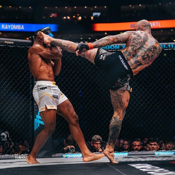 Pekelné KO loktem z otočky i souboje gigantů. Oktagon 78 přinesl v závěru obrovský šok a hala ztichla