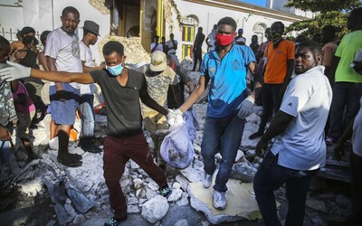 Peklo menom Haiti: obetí zemetrasenia stále pribúda, je ich už viac ako 2 200