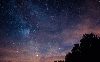 Perseidy jsou tady, můžeš spatřit až 100 meteorů za hodinu. Víme, jak a odkud je sledovat