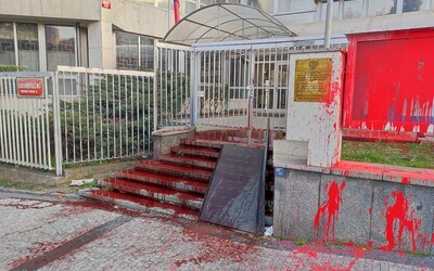 Pět litrů umělé krve za každou oběť války. Aktivisté polili schody ruské ambasády v Praze 