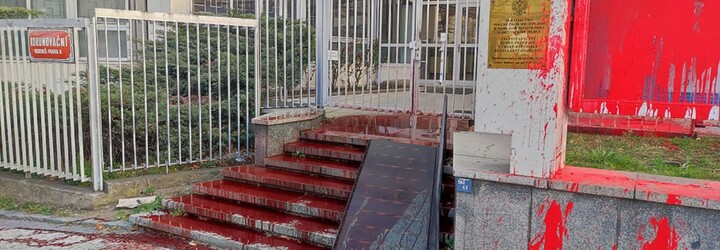 Pět litrů umělé krve za každou oběť války. Aktivisté polili schody ruské ambasády v Praze 