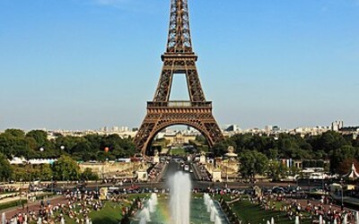 Pět útočníků poblíž Eiffelovky znásilnilo mladou turistku. Využili toho, že byla opilá