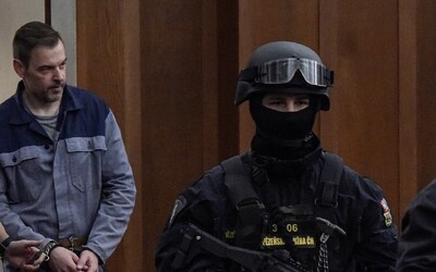 Petr Kramný žádá obnovu procesu. Do soudní síně ho doprovodila policie se samopaly
