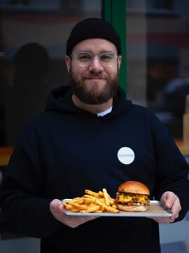 Petr vlastní oblíbený podnik Burgerman v Praze: Šest lidí má u nás burger doživotně zdarma