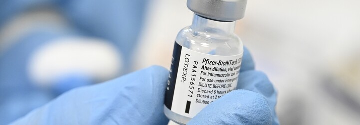 Pfizer vyzývá k třetí dávce vakcíny, prý nám zlepší imunitu. Odborníci si však aktuálně myslí, že lidem dvě dávky stačí 