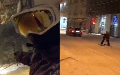 Piešťanec sa na lyžiach zabával v uliciach mesta. Ťahal ho kamarát v aute
