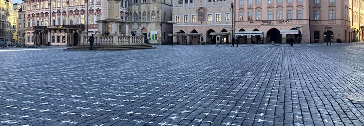 Pieta za oběti koronaviru: Dlažbu Staroměstského náměstí pokrylo 25 tisíc křížů