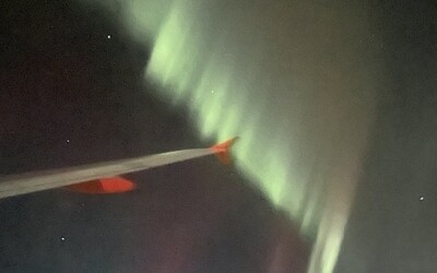 Pilot nízkonákladovky manévroval 11-tisíc metrov nad zemou, aby všetkým cestujúcim umožnil pohľad na polárnu žiaru