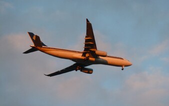 Pilot zemřel přímo během letu. Letadlo muselo nouzově přistát