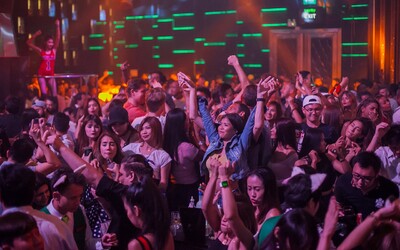 Pilotní projekt v Británii: Party v klubu pro tisíce lidí bez roušek i rozestupů
