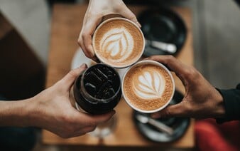 Pití kávy povzbudí tvůj mozek mnohem lépe než samotný kofein, zjistila studie
