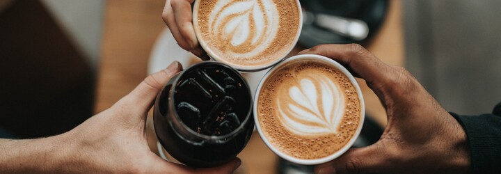 Pití kávy povzbudí tvůj mozek mnohem lépe než samotný kofein, zjistila studie