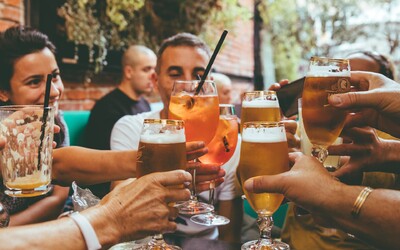 Pitie akéhokoľvek množstva alkoholu poškodzuje mozog, zistila štúdia