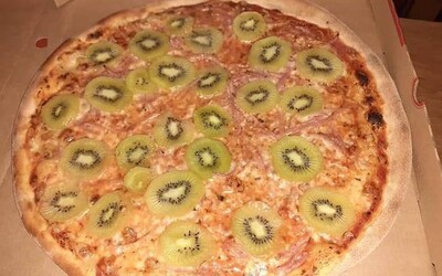 Pizza s ananásom je minulosťou. Ľudia na internete zdieľajú fotky, ako si na taliansky pokrm dávajú kiwi
