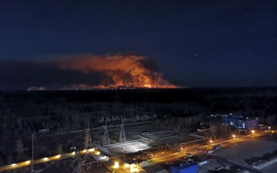 Plameny, které ohrožovaly černobylskou elektrárnu, jsou pod kontrolou. Zastavili je jen kilometr od ní