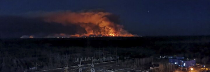 Plameny, které ohrožovaly černobylskou elektrárnu, jsou pod kontrolou. Zastavili je jen kilometr od ní