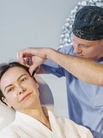 Plastický chirurg Juraj Gajdoš: Na Slovensku robí injekčné prsné implantáty ako jediný. Trendom je prirodzenosť (Rozhovor)