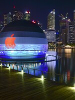 Plovoucí koule v Singapuru je prvním Apple obchodem na vodě. Futuristická stavba je jako vystřižená z Westworldu